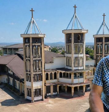 Bangun Tiga Menara dan Rehap Gereja, Paroki Santo Yoseph Naikoten Butuh Rp7,8 Miliar Sketsa Tiga Menara dan Ketua DPP II Paroki Santo Yoseph Naikoten, Adi LAmury.