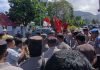 Gusur Tanpa Kompromi, GMNI dan LMND Demo Bupati Ende Massa GMNI dan LMND demo di depan kantor Bupati Ende, Jumat (8/5/26).