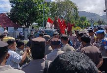 Gusur Tanpa Kompromi, GMNI dan LMND Demo Bupati Ende Massa GMNI dan LMND demo di depan kantor Bupati Ende, Jumat (8/5/26).