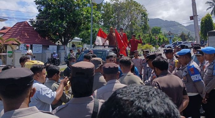 Gusur Tanpa Kompromi, GMNI dan LMND Demo Bupati Ende Massa GMNI dan LMND demo di depan kantor Bupati Ende, Jumat (8/5/26).