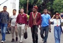 Ketua PMKRI Ende Diperiksa Polisi Usai Advokasi Korban Gusuran, Istri Bupati Jadi Pelapor Ketua PMKRI Cabang Ende, Daniel Turot, dkk, saat tiba di Polres Ende, Senin (11/5/2026).