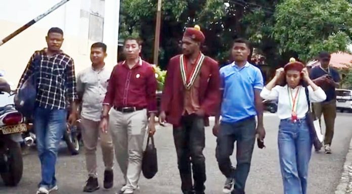 Ketua PMKRI Ende Diperiksa Polisi Usai Advokasi Korban Gusuran, Istri Bupati Jadi Pelapor Ketua PMKRI Cabang Ende, Daniel Turot, dkk, saat tiba di Polres Ende, Senin (11/5/2026).