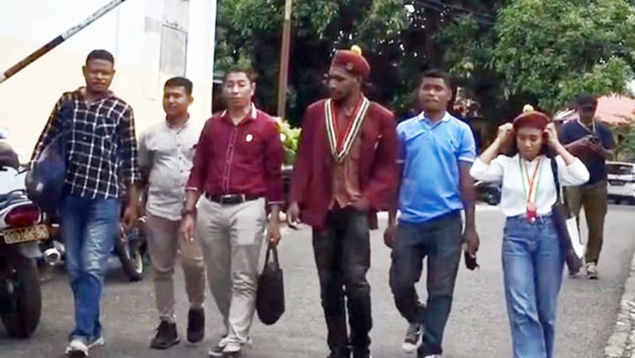 Ketua PMKRI Cabang Ende, Daniel Turot, dkk, saat tiba di Polres Ende, Senin (11/5/2026).