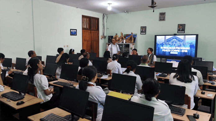 Sosialisasi Peace Corps Volunteer di ruang Lab Givan’s Kupang, Rabu (6/5/2026).