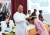 100% Lulus, 0% Euforia, Disiplin Keras di Balik Prestasi SMA Giovanni Kupang Romo Kepsek sedang mengalungkan medali alumni Givan’s angkatan 61, Selasa 5 Mei 2026.