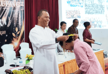 100% Lulus, 0% Euforia, Disiplin Keras di Balik Prestasi SMA Giovanni Kupang Romo Kepsek sedang mengalungkan medali alumni Givan’s angkatan 61, Selasa 5 Mei 2026.