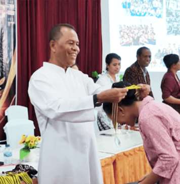 100% Lulus, 0% Euforia, Disiplin Keras di Balik Prestasi SMA Giovanni Kupang Romo Kepsek sedang mengalungkan medali alumni Givan’s angkatan 61, Selasa 5 Mei 2026.