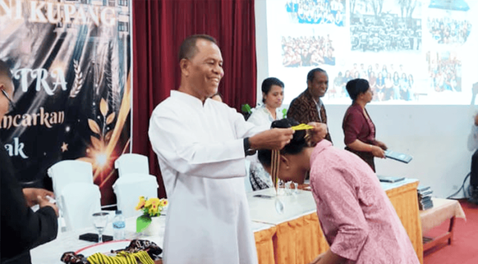 100% Lulus, 0% Euforia, Disiplin Keras di Balik Prestasi SMA Giovanni Kupang Romo Kepsek sedang mengalungkan medali alumni Givan’s angkatan 61, Selasa 5 Mei 2026.