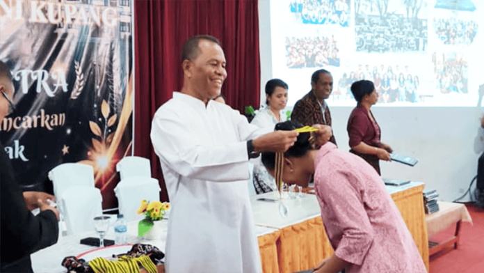 Romo Kepsek sedang mengalungkan medali alumni Givan’s angkatan 61, Selasa 5 Mei 2026.