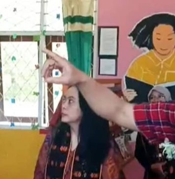 Perpustakaannya Dipuji Pusat, Sekolah Ini Justru Kekurangan Buku dan Lainnya Rombongan pejabat Perpustakaan Nasional cs sedang melihat langsung kondisi perpustakaan di SDI Towak.