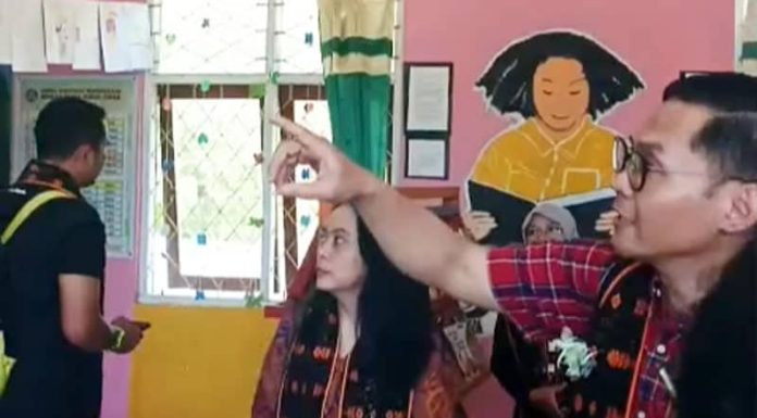 Perpustakaannya Dipuji Pusat, Sekolah Ini Justru Kekurangan Buku dan Lainnya Rombongan pejabat Perpustakaan Nasional cs sedang melihat langsung kondisi perpustakaan di SDI Towak.