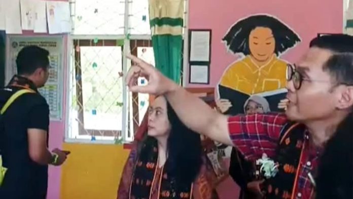 Rombongan pejabat Perpustakaan Nasional cs sedang melihat langsung kondisi perpustakaan di SDI Towak.