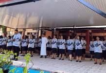 Pendidikan Bukan Sekadar Program, Tapi Memanusiakan Manusia RD Thomas Kampur, S.Fil saat memimpin upacara peringatan Hardiknas di SMA Katolik Giovanni Kupang, Sabtu (2/5/2026)