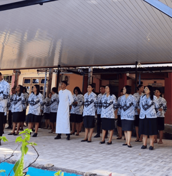 Pendidikan Bukan Sekadar Program, Tapi Memanusiakan Manusia RD Thomas Kampur, S.Fil saat memimpin upacara peringatan Hardiknas di SMA Katolik Giovanni Kupang, Sabtu (2/5/2026)