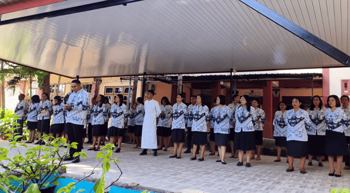 Pendidikan Bukan Sekadar Program, Tapi Memanusiakan Manusia RD Thomas Kampur, S.Fil saat memimpin upacara peringatan Hardiknas di SMA Katolik Giovanni Kupang, Sabtu (2/5/2026)