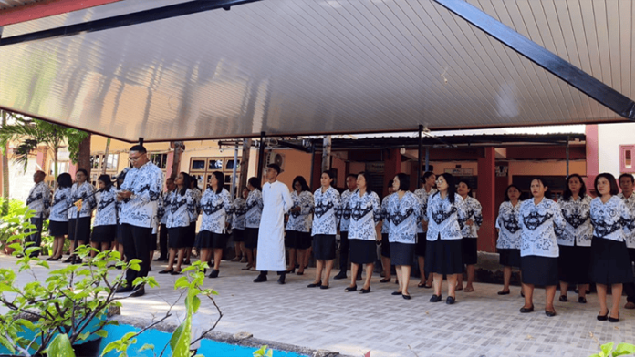 RD Thomas Kampur, S.Fil saat memimpin upacara peringatan Hardiknas di SMA Katolik Giovanni Kupang, Sabtu (2/5/2026)