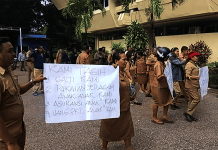 Safirah Kembali, SMKN 5 Gaduh, Polda NTT Kapan Bertindak? Ratusan Guru SMKN 5 Kupang Demo di sekolah, menuntut Kepsek Safira Abineno dinonaktifkan.