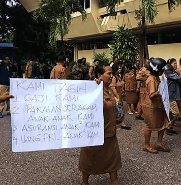 Safirah Kembali, SMKN 5 Gaduh, Polda NTT Kapan Bertindak? Ratusan Guru SMKN 5 Kupang Demo di sekolah, menuntut Kepsek Safira Abineno dinonaktifkan.