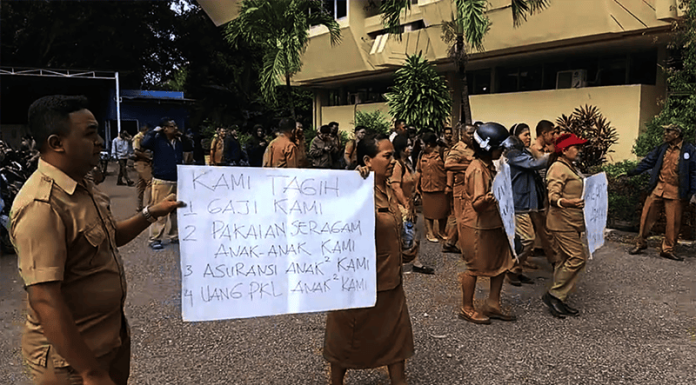 Safirah Kembali, SMKN 5 Gaduh, Polda NTT Kapan Bertindak? Ratusan Guru SMKN 5 Kupang Demo di sekolah, menuntut Kepsek Safira Abineno dinonaktifkan.