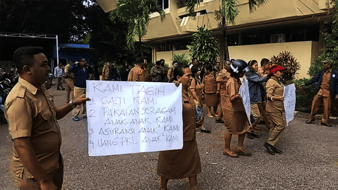 Ratusan Guru SMKN 5 Kupang Demo di sekolah, menuntut Kepsek Safira Abineno dinonaktifkan.