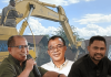 Di Ende, Bulldozer Bicara Lebih Keras dari Dialog, Padma Kutuk Keras Superior Provincialis SVD Ende, Pater Eman Embu, SVD. (kiri), Bupati Ende, Yosef Benediktus Badeoda (tengah), Direktur Advokasi Padma Indonesia, Greg Retas Daeng (kanan), dengan latar belakang Bulldoser saat menggusur rumah warga.