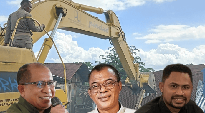 Di Ende, Bulldozer Bicara Lebih Keras dari Dialog, Padma Kutuk Keras Superior Provincialis SVD Ende, Pater Eman Embu, SVD. (kiri), Bupati Ende, Yosef Benediktus Badeoda (tengah), Direktur Advokasi Padma Indonesia, Greg Retas Daeng (kanan), dengan latar belakang Bulldoser saat menggusur rumah warga.