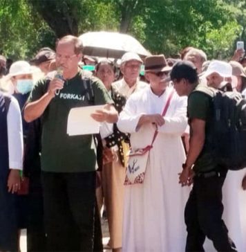 Pater Feliks SVD: Jangan Ciptakan Pengungsi di Tanahnya Sendiri Pater Felikx SVD saat berorasi dalam aksi damai di Mbay, Jumat 5 Juni 2026