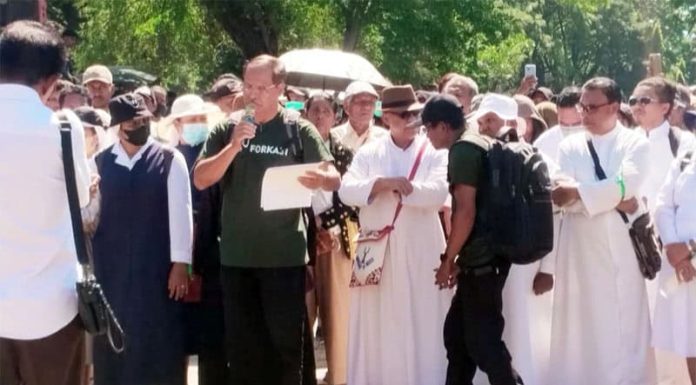 Pater Feliks SVD: Jangan Ciptakan Pengungsi di Tanahnya Sendiri Pater Felikx SVD saat berorasi dalam aksi damai di Mbay, Jumat 5 Juni 2026