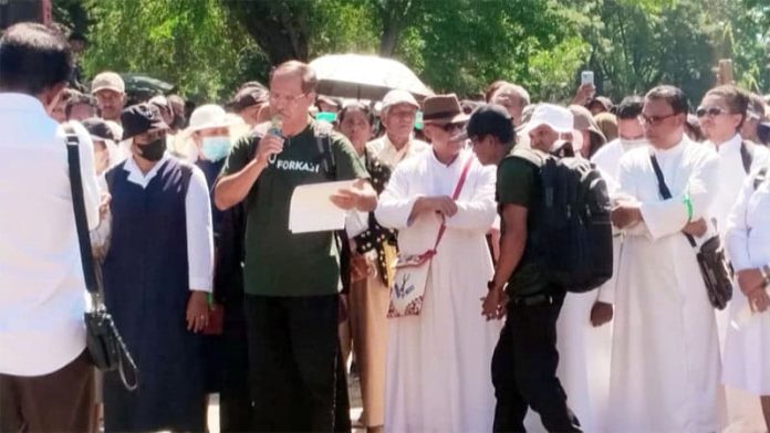 Pater Felikx SVD saat berorasi dalam aksi damai di Mbay, Jumat 5 Juni 2026