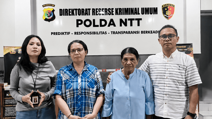 Cosmas Jo Oka Cosmas Jo Oko, S.H., dan Anjelina Wora Roi Wani, S.H. saat bersama kliennya melaporkan Anton Wangge ke Polda NTT.