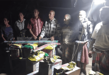 Setelah Diberitakan SERGAP, Bantuan Langsung Meluncur ke Korban Gempa Agustinus Dacunha cs saat menerima bantuan sembako dari Bupati dan Wakil Bupati Ngada.