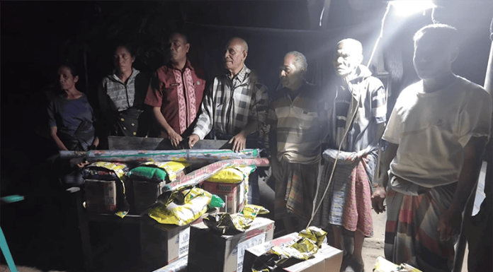 Setelah Diberitakan SERGAP, Bantuan Langsung Meluncur ke Korban Gempa Agustinus Dacunha cs saat menerima bantuan sembako dari Bupati dan Wakil Bupati Ngada.