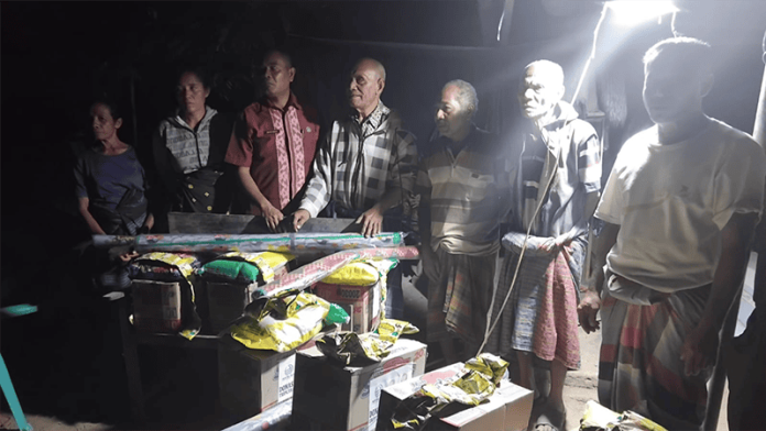Bantuan sembako lengkosambi Agustinus Dacunha cs saat menerima bantuan sembako dari Bupati dan Wakil Bupati Ngada.