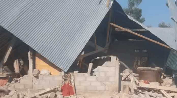 WVI Kirim Tim Tanggap Bencana, Sasar 25 Ribu Warga Terdampak Gempa Flores Salah satu rumah yang rusak akibat gempa M7.7.