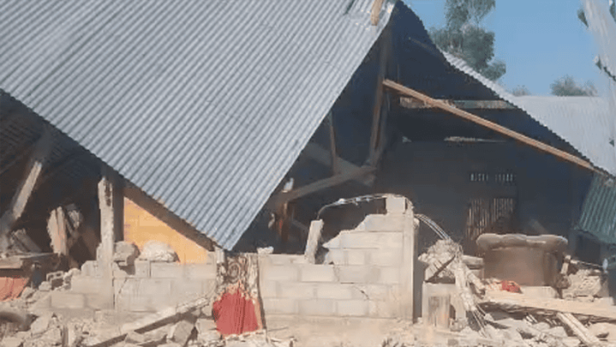 Bencana Flores Salah satu rumah yang rusak akibat gempa M7.7.
