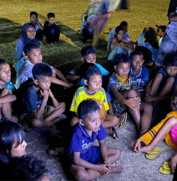 Redakan Trauma Gempa: Polres Nagekeo Ajak 50 Anak Pengungsi Nonton Bareng Anak-anak tampak antusias, tertawa, dan menikmati tayangan bersama