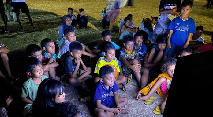 Redakan Trauma Gempa: Polres Nagekeo Ajak 50 Anak Pengungsi Nonton Bareng Anak-anak tampak antusias, tertawa, dan menikmati tayangan bersama
