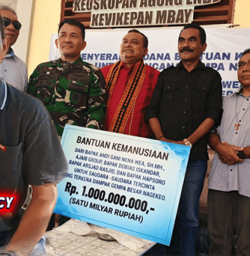Andi Gani Bantu Rp1 M, Bupati Nagekeo Justru Belum Temui Korban Gempa Foto Kiri: RD. Oncy Deru. Kanan: William Yani Wea saat menyerahkan bantuan.