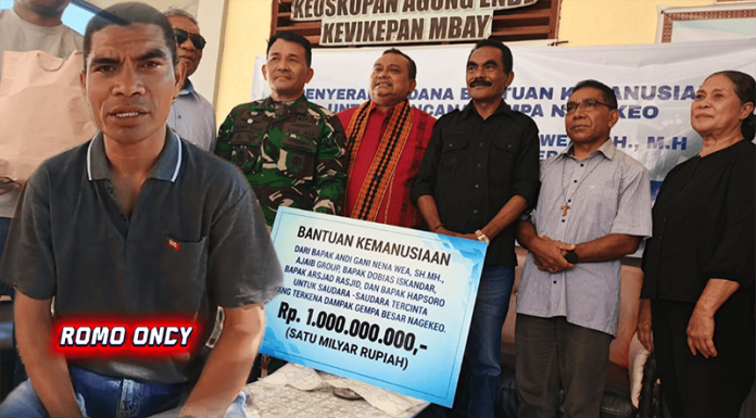 Andi Gani Bantu Rp1 M, Bupati Nagekeo Justru Belum Temui Korban Gempa Foto Kiri: RD. Oncy Deru. Kanan: William Yani Wea saat menyerahkan bantuan.