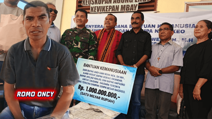 Foto Kiri: RD. Oncy Deru. Kanan: William Yani Wea saat menyerahkan bantuan.