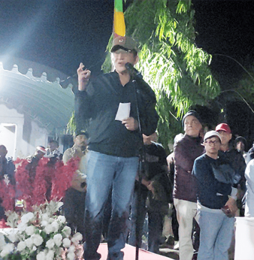 629 Pejuang Muda Belu Taklukkan 45 Kilometer, Kobarkan Semangat Kemerdekaan HUT RI ke-81 Bupati Belu, Wily Lay, sedang memberi sambutan pelepasan peserta Gerak Jalan.