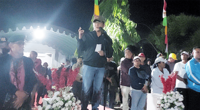 629 Pejuang Muda Belu Taklukkan 45 Kilometer, Kobarkan Semangat Kemerdekaan HUT RI ke-81 Bupati Belu, Wily Lay, sedang memberi sambutan pelepasan peserta Gerak Jalan.