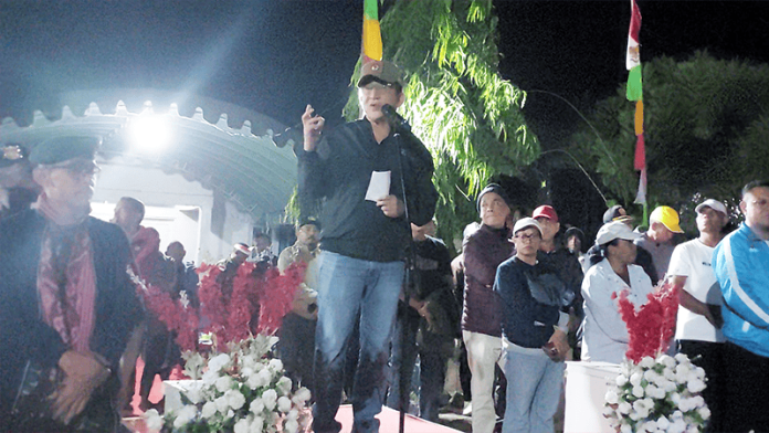 WL Bupati Belu, Wily Lay, sedang memberi sambutan pelepasan peserta Gerak Jalan.