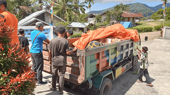 Wiliam Yani Wea Bantuan dari keluarga almarhum Jacob Nuwa Wea ke Kotakeo.