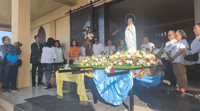 800 Tahun Santo Fransiskus dari Assisi: Pilih Iman, Bukan Kemeriahan Patung Bunda Maria diarak dari pusat paroki menuju Stasi Santo Maria Fatima Noelsinas.