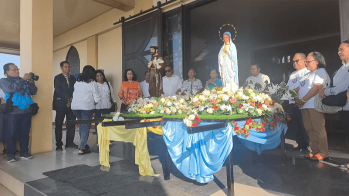 Patung Bunda Maria diarak dari pusat paroki menuju Stasi Santo Maria Fatima Noelsinas.