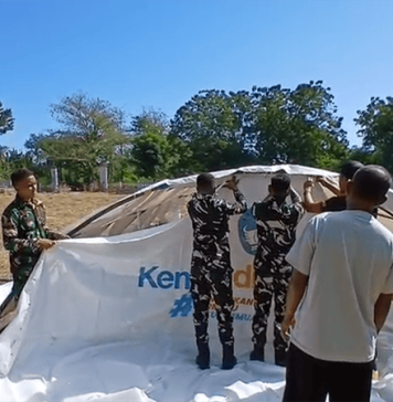TNI Turun Tangan Bangun Tenda Darurat untuk KBM di SMKN 1 Riung Yonif TP 834/Waka Nga Mere