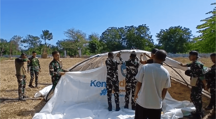 TNI Turun Tangan Bangun Tenda Darurat untuk KBM di SMKN 1 Riung Yonif TP 834/Waka Nga Mere
